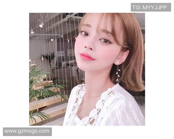 足球明星潮流新风尚打耳洞佩戴耳环展现个性魅力